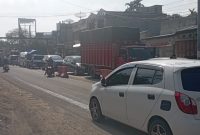 Sejumlah mobil antri untuk melintas di jembatan bailey Krueng Tingkeum Kutablang, Rabu (18/3) pagi.