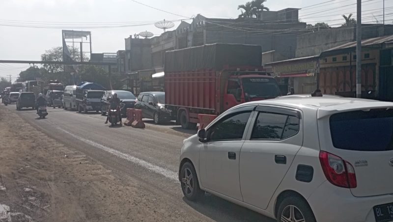 Sejumlah mobil antri untuk melintas di jembatan bailey Krueng Tingkeum Kutablang, Rabu (18/3) pagi.