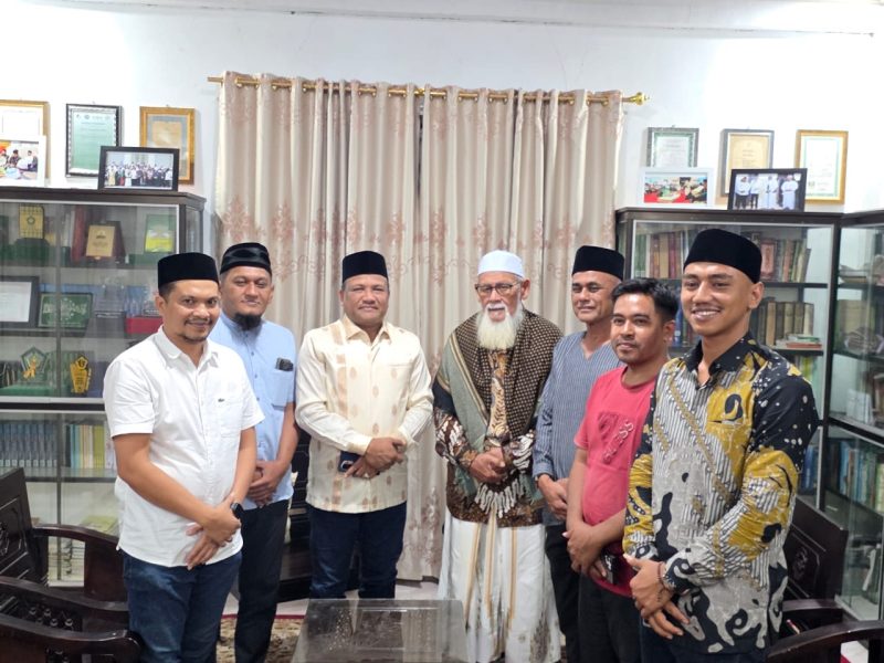Waled Nu bersama Bupati Bireuen, H Mukhlis ST