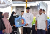 Direktur Jenderal (Dirjen) Adwil Kemendagri RI, Safrizal ZA didampingi Bupati Bireuen, H Mukhlis ST menyerahkan bantuan di Pendopo, Senin (16/3)