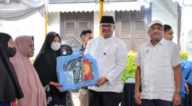 Direktur Jenderal (Dirjen) Adwil Kemendagri RI, Safrizal ZA didampingi Bupati Bireuen, H Mukhlis ST menyerahkan bantuan di Pendopo, Senin (16/3)