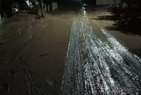 Lumpur menggenangi jalan di kawasan Gampong Alue Udeung, Senin (2/1) dini hari
