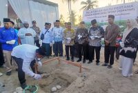 Asisten I Bidang Pemerintahan Setdakab Bireuen, Mulyadi SH MM melakukan groundbreaking pembangunan Huntap di Gampong Alue Kuta, Kecamatan Jangka, Kamis (12/3)