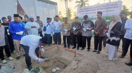 Asisten I Bidang Pemerintahan Setdakab Bireuen, Mulyadi SH MM melakukan groundbreaking pembangunan Huntap di Gampong Alue Kuta, Kecamatan Jangka, Kamis (12/3)
