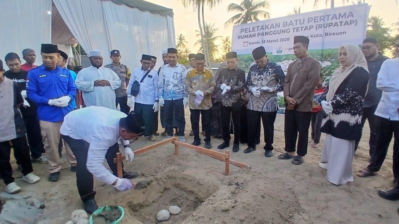 Asisten I Bidang Pemerintahan Setdakab Bireuen, Mulyadi SH MM melakukan groundbreaking pembangunan Huntap di Gampong Alue Kuta, Kecamatan Jangka, Kamis (12/3)