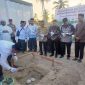 Asisten I Bidang Pemerintahan Setdakab Bireuen, Mulyadi SH MM melakukan groundbreaking pembangunan Huntap di Gampong Alue Kuta, Kecamatan Jangka, Kamis (12/3)