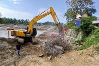 Alat berat jenis breaker excavator membobok abudmen lama jembatan Pante Lhong untuk dibangun baru, Minggu (13/3) pagi.