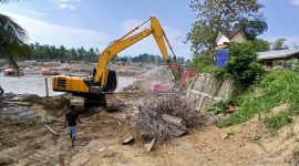Alat berat jenis breaker excavator membobok abudmen lama jembatan Pante Lhong untuk dibangun baru, Minggu (13/3) pagi.