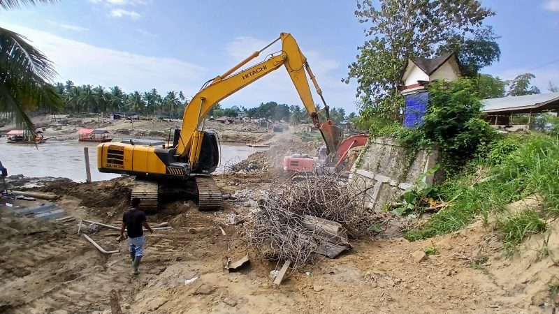 Alat berat jenis breaker excavator membobok abudmen lama jembatan Pante Lhong untuk dibangun baru, Minggu (13/3) pagi.