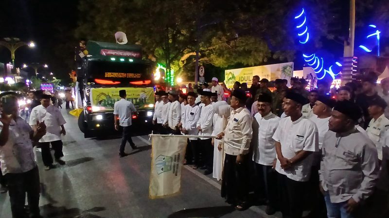Bupati Bireuen H Mukhlis ST melepas pawai takbir menyambut hari raya Idul Fitri 1447 H, di Pendopo, Jumat (20/2) malam