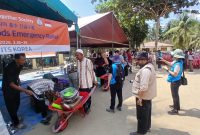 Korban banjir di Gampong Teupin Raya, Kecamatan Peusangan Siblah Krueng menerima bantuan dari JTS Korea, di halaman Masjid Baitul Abrar, Kamis (26/3) pagi.