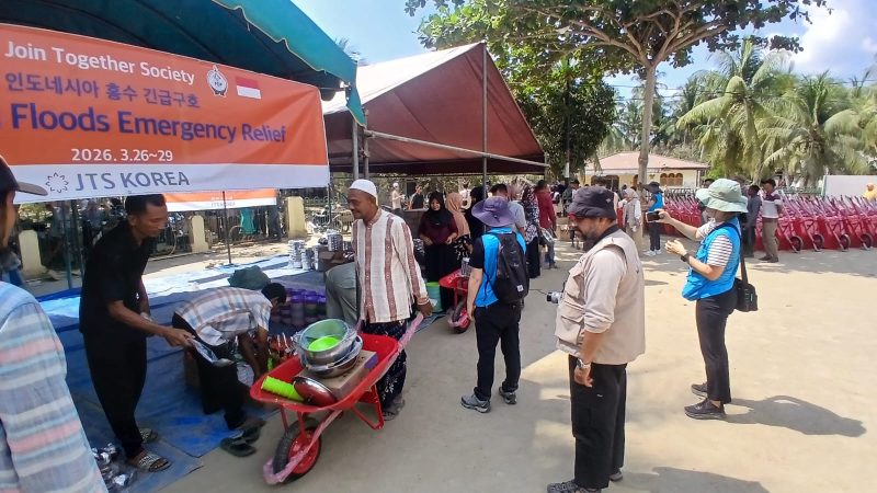 Korban banjir di Gampong Teupin Raya, Kecamatan Peusangan Siblah Krueng menerima bantuan dari JTS Korea, di halaman Masjid Baitul Abrar, Kamis (26/3) pagi.