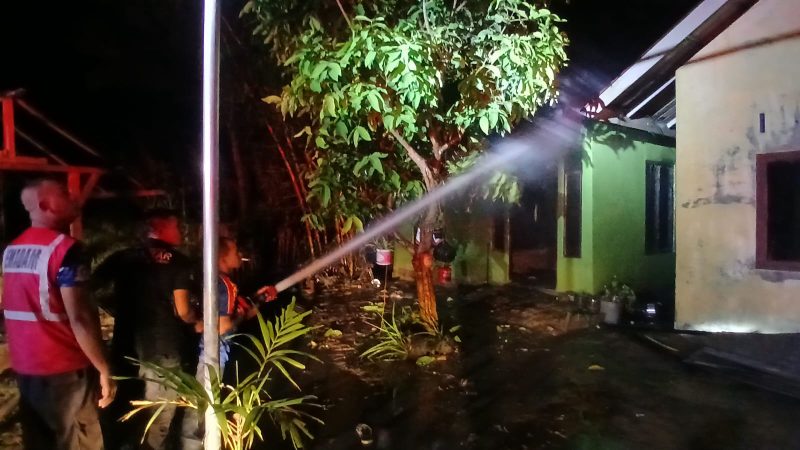 Petugas pemadam melakukan proses pendinginan rumah permanen ludes terbakar di Dusun Lam Pucok, Desa Cot Rabo Tunong, Kecamatan Peusangan, Kabupaten Bireuen, Rabu (25/3) pukul 22.00 WIB.