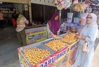 Sekretaris TP-PKK Kecamatan Pandrah, Asmawati lagi membeli kue bhoi di Dapu Bhoi dan Arafit Sam-Sam Jaya.