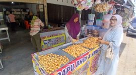 Sekretaris TP-PKK Kecamatan Pandrah, Asmawati lagi membeli kue bhoi di Dapu Bhoi dan Arafit Sam-Sam Jaya.