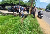 Kasatreskrim Polres Bireuen, AKP Dedi Miswar S.Sos MH, Kasatlantas AKP Irwansyah Nasution, dan Kapolsek Peudada Iptu Supratman beserta di lokasi sepeda motor ditemukan, pasca kecelakaan jatuh ke parit di jalan Banda Aceh-Medan, Gampong Meunasah Baroh, Kecamatan Peudada, Minggu (19/4).