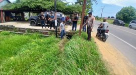 Kasatreskrim Polres Bireuen, AKP Dedi Miswar S.Sos MH, Kasatlantas AKP Irwansyah Nasution, dan Kapolsek Peudada Iptu Supratman beserta di lokasi sepeda motor ditemukan, pasca kecelakaan jatuh ke parit di jalan Banda Aceh-Medan, Gampong Meunasah Baroh, Kecamatan Peudada, Minggu (19/4).