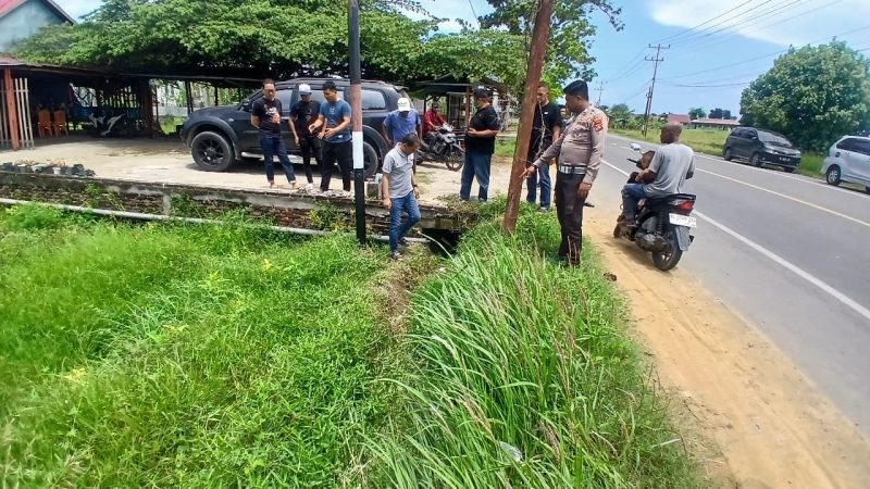 Kasatreskrim Polres Bireuen, AKP Dedi Miswar S.Sos MH, Kasatlantas AKP Irwansyah Nasution, dan Kapolsek Peudada Iptu Supratman beserta di lokasi sepeda motor ditemukan, pasca kecelakaan jatuh ke parit di jalan Banda Aceh-Medan, Gampong Meunasah Baroh, Kecamatan Peudada, Minggu (19/4).