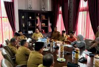 Bupati Bireuen, H Mukhlis ST beserta jajaran menerima tim GeRAK di ruang kerja Bupati, Selasa (21/4) sore.