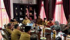 Bupati Bireuen, H Mukhlis ST beserta jajaran menerima tim GeRAK di ruang kerja Bupati, Selasa (21/4) sore.