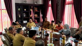 Bupati Bireuen, H Mukhlis ST beserta jajaran menerima tim GeRAK di ruang kerja Bupati, Selasa (21/4) sore.