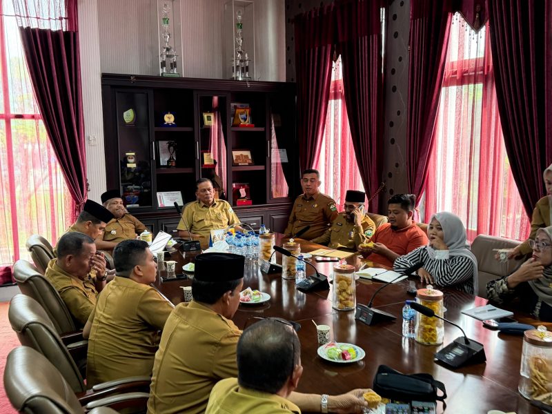 Bupati Bireuen, H Mukhlis ST beserta jajaran menerima tim GeRAK di ruang kerja Bupati, Selasa (21/4) sore.