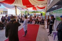 Algojo melakukan eksekusi cambuk 17 kali terhadap terpidana kasus pelecehan seksual di halaman Lembaga Pemasyarakatan (Lapas) Kelas IIB Kabupaten Bireuen, Rabu (15/4) pagi.