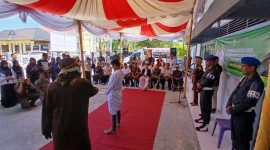 Algojo melakukan eksekusi cambuk 17 kali terhadap terpidana kasus pelecehan seksual di halaman Lembaga Pemasyarakatan (Lapas) Kelas IIB Kabupaten Bireuen, Rabu (15/4) pagi.