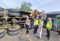 Kasatlantas Polres Bireuen, AKP Irwansyah Nasution dan anggota di TKP tiga truk tabrakan di jalan Banda Aceh-Medan, Gampong Blang Cot Baroh, Kecamatan Jeumpa, Rabu (29/4) pagi.