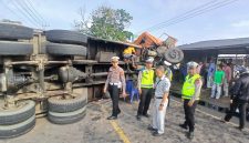 Kasatlantas Polres Bireuen, AKP Irwansyah Nasution dan anggota di TKP tiga truk tabrakan di jalan Banda Aceh-Medan, Gampong Blang Cot Baroh, Kecamatan Jeumpa, Rabu (29/4) pagi.