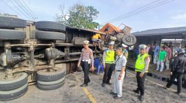 Kasatlantas Polres Bireuen, AKP Irwansyah Nasution dan anggota di TKP tiga truk tabrakan di jalan Banda Aceh-Medan, Gampong Blang Cot Baroh, Kecamatan Jeumpa, Rabu (29/4) pagi.