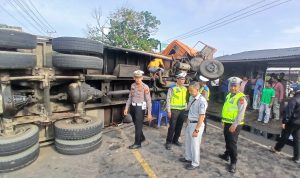Satu Truk Tronton Barang Tabrakan Beruntun dengan Dua Truk CPO