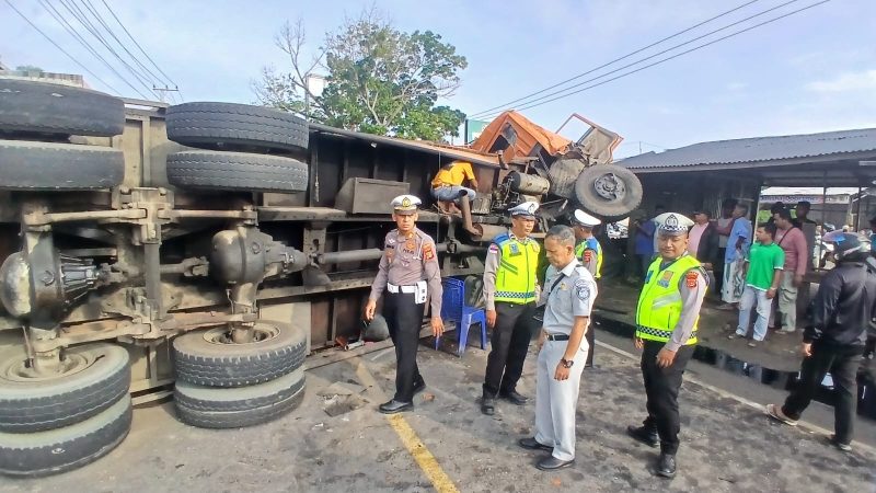Kasatlantas Polres Bireuen, AKP Irwansyah Nasution dan anggota di TKP tiga truk tabrakan di jalan Banda Aceh-Medan, Gampong Blang Cot Baroh, Kecamatan Jeumpa, Rabu (29/4) pagi.