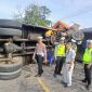 Kasatlantas Polres Bireuen, AKP Irwansyah Nasution dan anggota di TKP tiga truk tabrakan di jalan Banda Aceh-Medan, Gampong Blang Cot Baroh, Kecamatan Jeumpa, Rabu (29/4) pagi.
