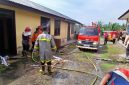 Petugas pemadam kebakaran menyiram ruangan kantor Bhayangkari Polsek Pandrah terbakar, Selasa (21/4/2026) pagi.