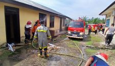 Petugas pemadam kebakaran menyiram ruangan kantor Bhayangkari Polsek Pandrah terbakar, Selasa (21/4/2026) pagi.
