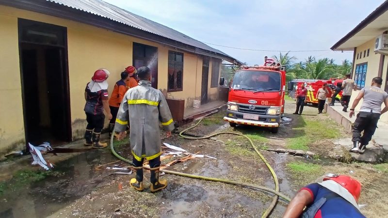 Petugas pemadam kebakaran menyiram ruangan kantor Bhayangkari Polsek Pandrah terbakar, Selasa (21/4/2026) pagi.