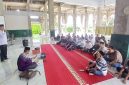 Kepala Kantor Kementerian Haji dan Umrah Bireuen, Sulaimannur lagi menyampaikan arahan, Kamis (9/4) pagi.