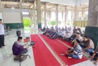 Kepala Kantor Kementerian Haji dan Umrah Bireuen, Sulaimannur lagi menyampaikan arahan, Kamis (9/4) pagi.