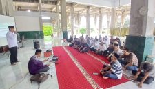 Kepala Kantor Kementerian Haji dan Umrah Bireuen, Sulaimannur lagi menyampaikan arahan, Kamis (9/4) pagi.