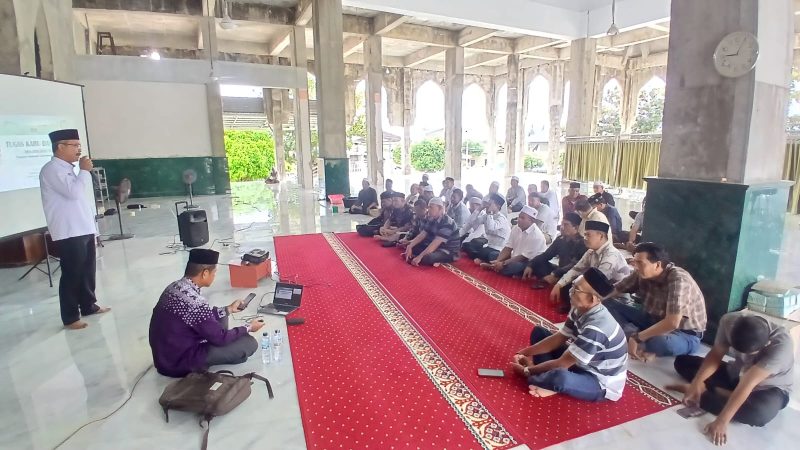 Kepala Kantor Kementerian Haji dan Umrah Bireuen, Sulaimannur lagi menyampaikan arahan, Kamis (9/4) pagi.