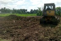 Sawah Rusak sedang akibat bencana hydro meteorologi mulai dibersihkan. Foto : Dok Prokopim.