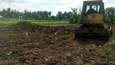 Sawah Rusak sedang akibat bencana hydro meteorologi mulai dibersihkan. Foto : Dok Prokopim.