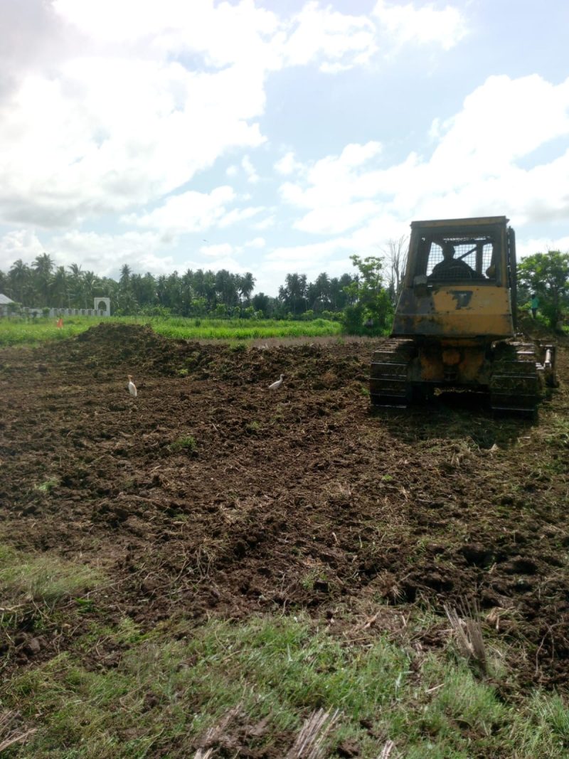 Sawah Rusak sedang akibat bencana hydro meteorologi mulai dibersihkan. Foto : Dok Prokopim.