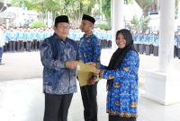 Wali Kota Sabang Zulkifli H Adam Serahkan secara simbolis SK PPPK Paruh Waktu kepada 768 Pegawai di halaman Kantor Wali Kota Sabang