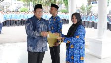 Wali Kota Sabang Zulkifli H Adam Serahkan secara simbolis SK PPPK Paruh Waktu kepada 768 Pegawai di halaman Kantor Wali Kota Sabang