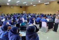 Dosen  Pendidikan Teknologi Informasi UIN Ar-Raniry Banda Aceh, Ridwan ST MT memaparkan materi, Kamis (9/4) pagi.