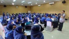 Dosen  Pendidikan Teknologi Informasi UIN Ar-Raniry Banda Aceh, Ridwan ST MT memaparkan materi, Kamis (9/4) pagi.