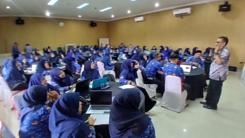 Dosen  Pendidikan Teknologi Informasi UIN Ar-Raniry Banda Aceh, Ridwan ST MT memaparkan materi, Kamis (9/4) pagi.