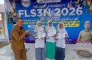 Kacabdin Wilayah IV Bireuen, Abdul Hamid SPd MPd serah hadiah kepada para juara, di SMAN 1 Bireuen, Selasa (28/4) sore.
